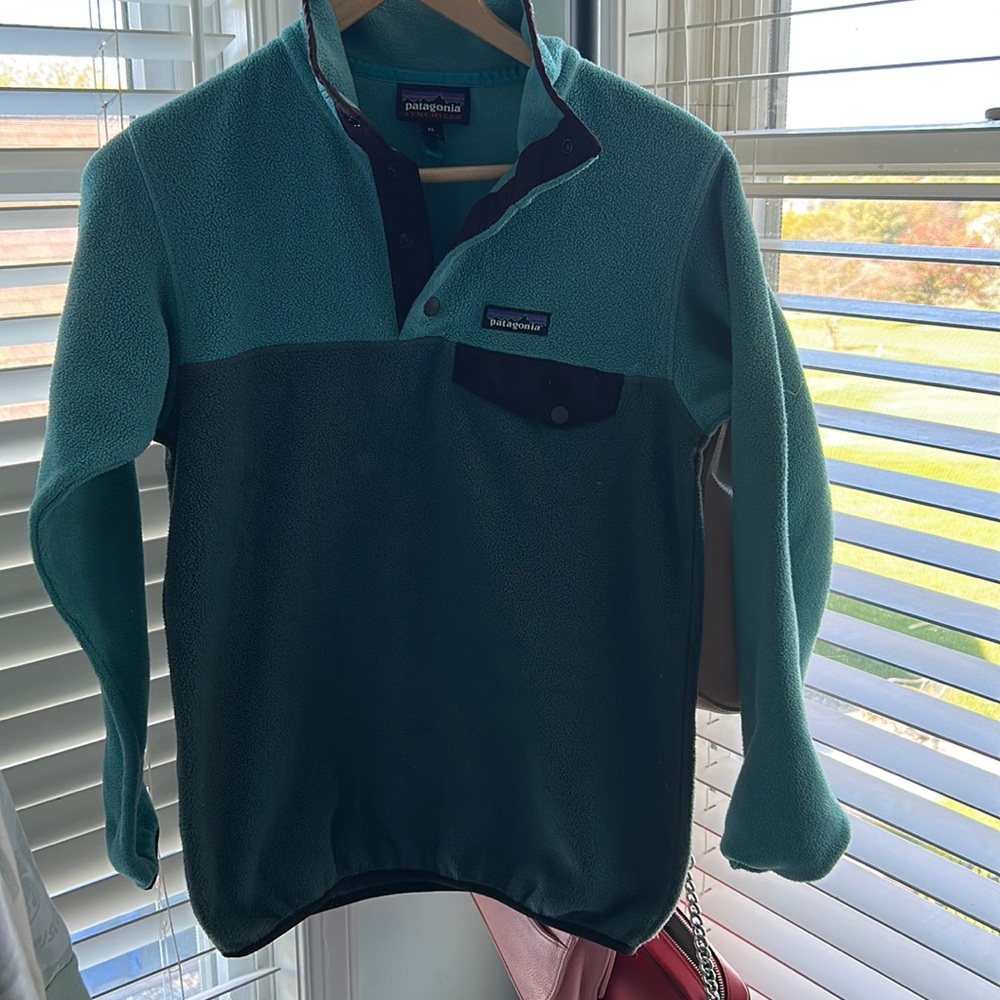 Women’s Patagonia snap-T pullover barely worn